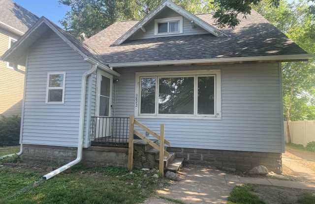 3 Bedroom, 1.5 bathroom home in Monringside. Gallery 1