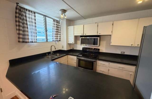 1/1 w/ 1 covered secured parking near Downtown- Electricity included Gallery 4