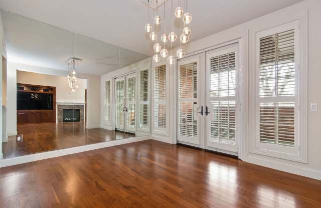 Elegant Two-Story Residence at The Woodmark, Downtown Palo Alto Gallery 1