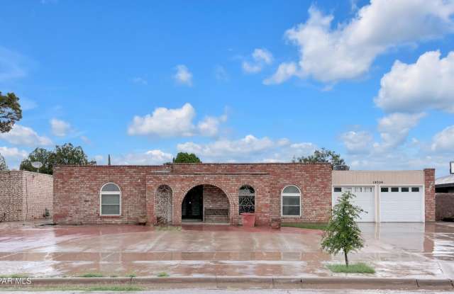 Come to check this beautiful house 4 bedrooms, possible 5th bed and 3 baths. photos photos