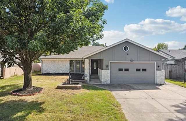 Charming 3-Bedroom Home with Spacious Yard in Prime Tulsa Location - 10730 East 29th Street, Tulsa, OK 74129