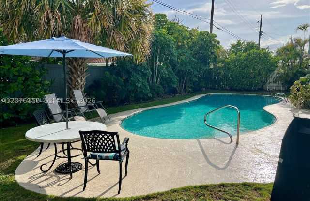 1241 Manor Dr Gallery 2