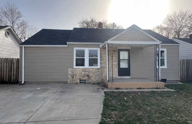 $1150 - 3 bed 1 bath - Single Family Home - 806 South Beverly Street, Wichita, KS 67218