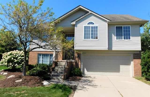 4664 AMBERWOOD Court - 4664 Amberwood Court, Oakland County, MI 48306