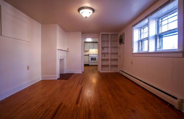 321 W Burke St - 2 photos photos