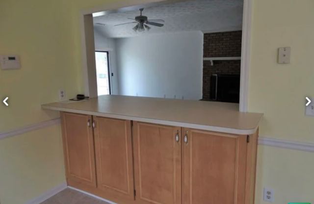 Centrally Located, 3Bedrooms 2 Baths fenced yard Gallery 4