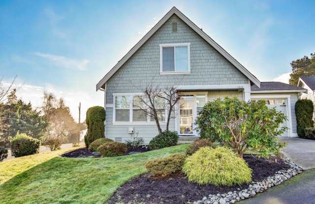 Gorgeous- Fully Furnished Home in Holmes Harbor, Pet Friendly and Landscape Included! Gallery 3