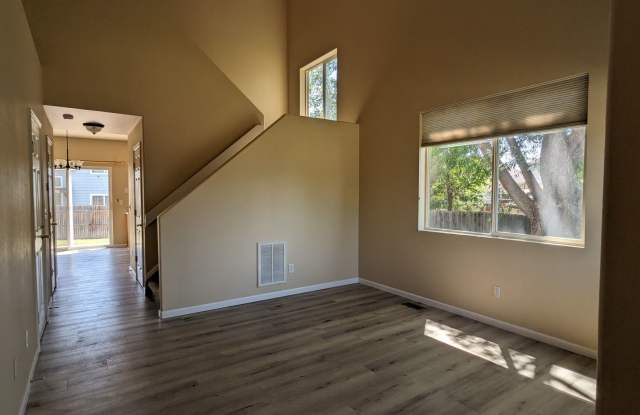 Bright 3-Bedroom Home on a Cul-de-Sac with Mountain Views Gallery 4