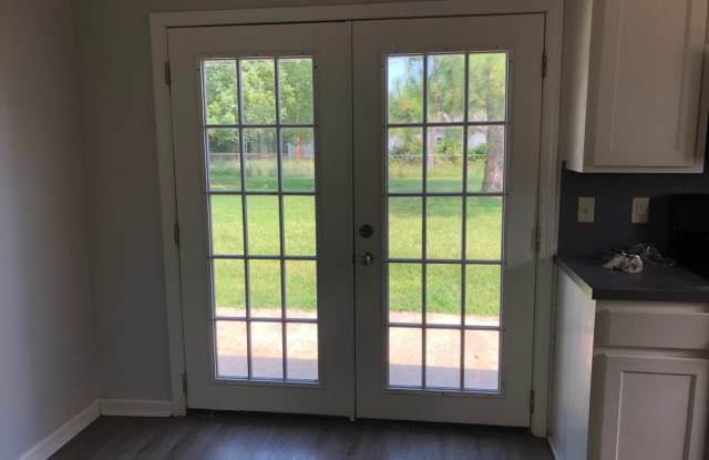 3 BEDROOM HOME w/CARPORT Gallery 4