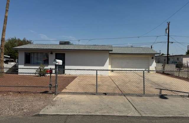 2BR Remodeled and Updated, Large cement parking, 3 Car Garage and fenced yard - 1874 Montclair Drive, Bullhead City, AZ 86442