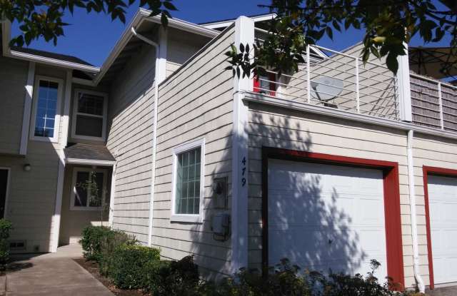 (867) 479 NE Conifer Blvd - 3 Bed / 1.5 Bath Townhome Gallery 1