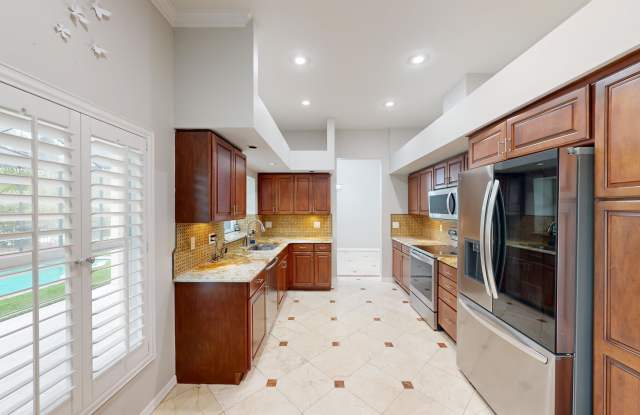 15901 Benton Court Gallery 3
