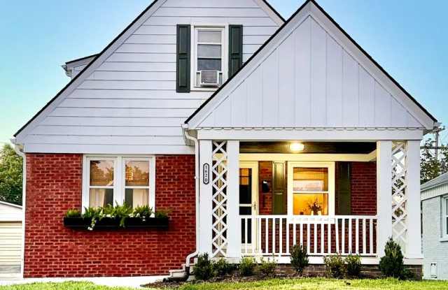 AVAILABLE NOW | Furnished 4BR Home Steps from University of Evansville | Utilities + Wi-Fi Included Gallery 1