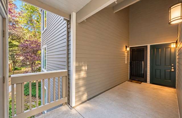 Cozy 2 Bedroom, 2 Bathroom Duplex Surrounded by Trees in Lake Oswego Gallery 3