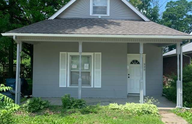 )Half off first months rent) 2 Bed + Flex Space/ 2 Bath home in Sugar Creek! - 920 North High Street, Sugar Creek, MO 64054