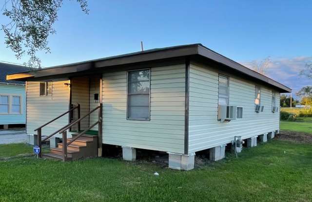 Spacious 3/2 available - 823 Pryce Street, Lake Charles, LA 70601
