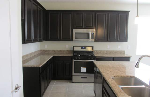 3 Bedroom, 2 Bath,Plus office room ,2 Car Garage, Single Family Home at2404 Sabastian St, Mount Dora FL 32757 For Rent. Gallery 4