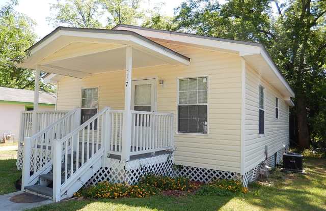 NICE 2/1 Quincy House w/ Deck, Eat In Kitchen, Large Yard, Newer AC & Flooring! $975/month Avail December 1st! Gallery 1