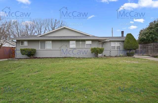 Beautiful 3/2 with Studio in Plano! Gallery 2