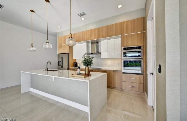 2596 Surfside Boulevard Gallery 3