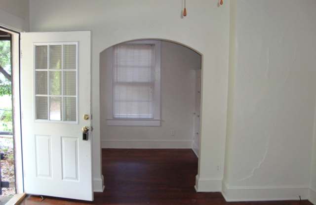 Adorable Downtown Apartment Gallery 3