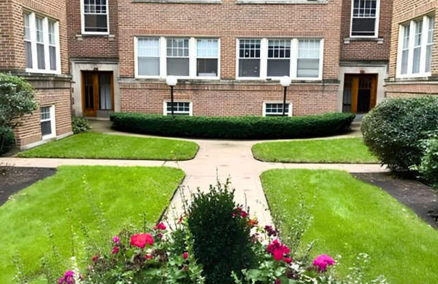 Spacious East Edgewater One Bed/One Bath - Pets Welcome - Walk to the Lake! Gallery 1