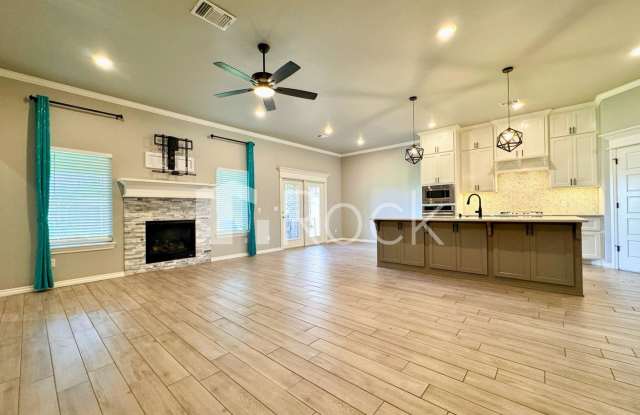 Spacious Craftsman Home on cul-de-sac Gallery 4