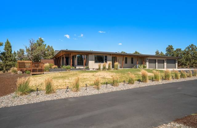 Private Five-Acre Bend Retreat with Cascade Mountain Views photos photos