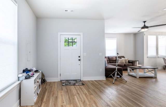 Bright & Beautiful 2BR/3BA Fayetteville Home Gallery 4