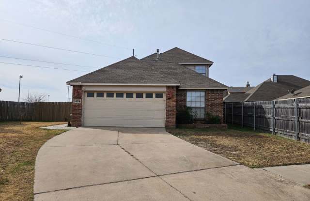 (4)Bed/(3)Bath in Moore w/ Shelter! Available NOW! Over 1700sqft! - 1424 Southwest 25th Street, Moore, OK 73170