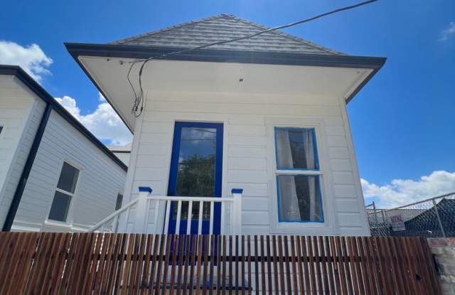 5 BR House with Pool 1/2 block from Maple St. photos photos