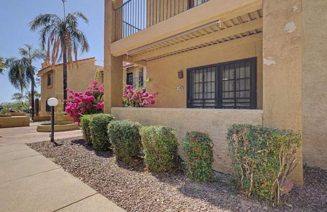 Charming 2 Bed / 2 Bath Downstairs Unit with Great Amenities! Gallery 4