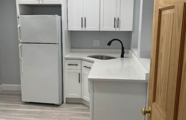 Renovated 3-bed, 1-bath with Heat/HW Incl! Gallery 3