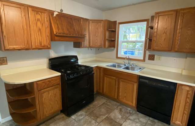 3 Bedroom 1.5 Bathroom with 2 Stall Garage Gallery 4
