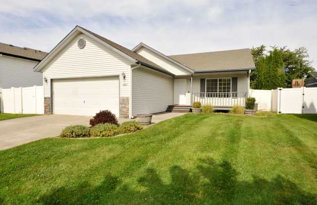 Sunshine Meadows 4 bed 2 bath with fenced yard Gallery 1