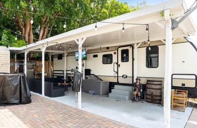325 Calusa St photos photos
