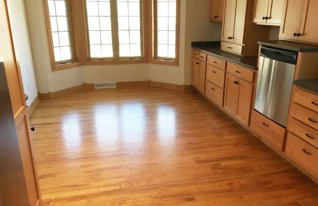 Executive 3-Bedroom (plus bonus room) 3 1/2 Bath Home Near Aspirus Wausau Hospital Gallery 4
