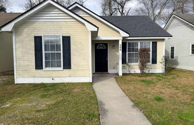 3 Bedroom/2 Bath home in Valdosta - 206 Palmer Drive, Valdosta, GA 31604