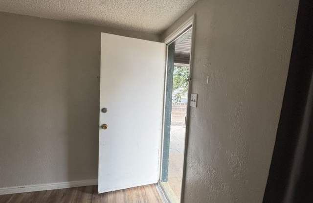 One bedroom Duplex Home near University Gallery 4