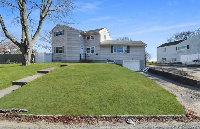 7 Wagon E - 7 Wagon Lane East, Centereach, NY 11720