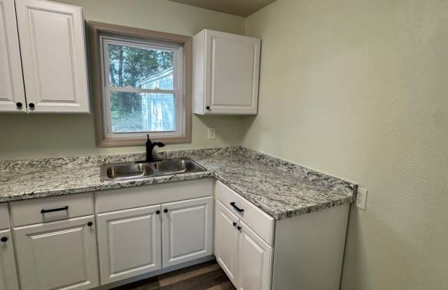 Completely Renovated 2-Bedroom in Auburn-Washburn Schools Gallery 3