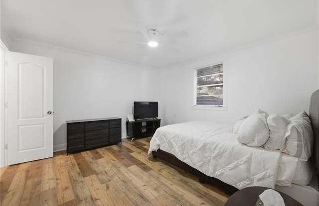 1710A S LOPEZ Street Gallery 4