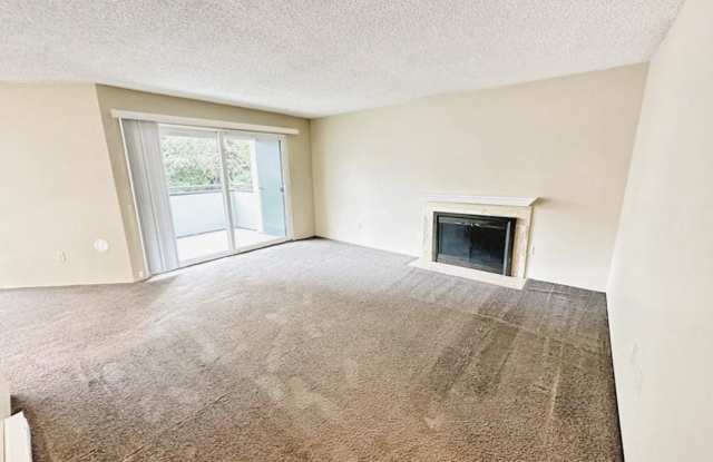 Spacious 2BR/2BA Condo by Jackson Park Golf Course | Pool Access Gallery 1