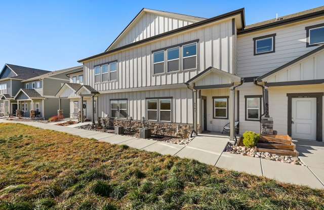 Spacious, updated,  low maintance close to military bases- w/2 car garage - 6587 Rubicon Heights, El Paso County, CO 80925