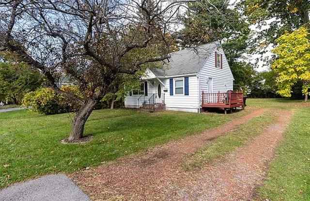 3 Bedroom Single Family Home for Rent in Mattydale, NY - 813 1/2 East Molloy Road, Mattydale, NY 13211