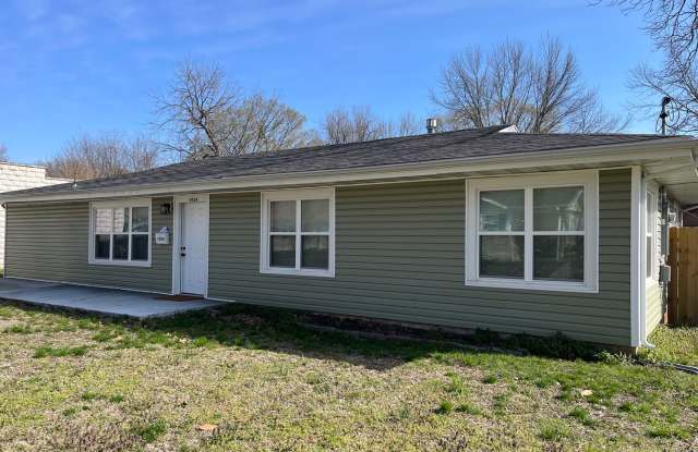 4 bedroom ready now! - 1054 West Lombard Street, Springfield, MO 65806