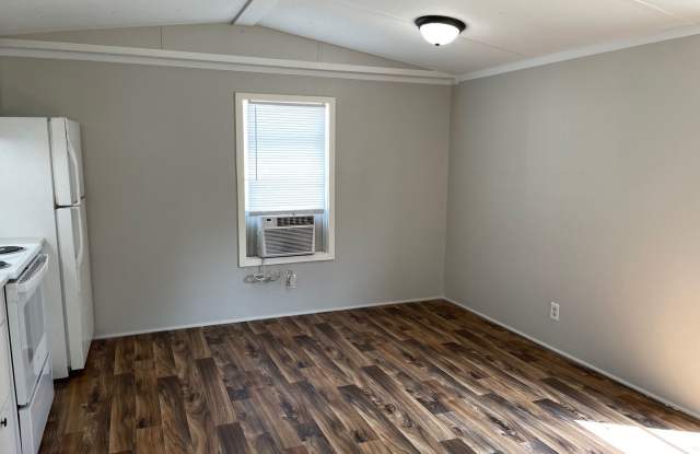 2 Bed, 1 Bath newly renovated mobile home in park- Pet friendly! Gallery 4