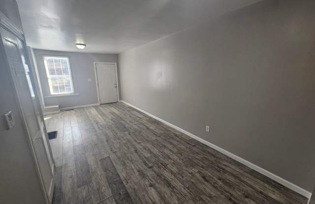 AVAILABLE FOR NOW!! 3BR/1BA WITH GARAGE!! Gallery 4