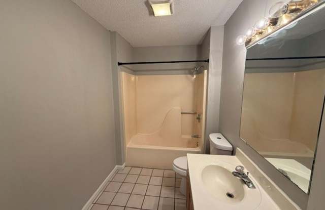 GREAT NORTHWEST LOCATION 2 BDRM / 2 BATH TOWNHOUSE Gallery 4