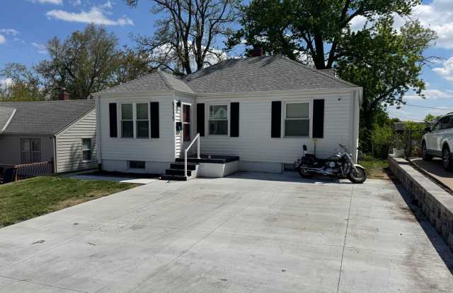 Massive Parking + Finished Basement Near UNMC & Downtown – $2,000/mo photos photos